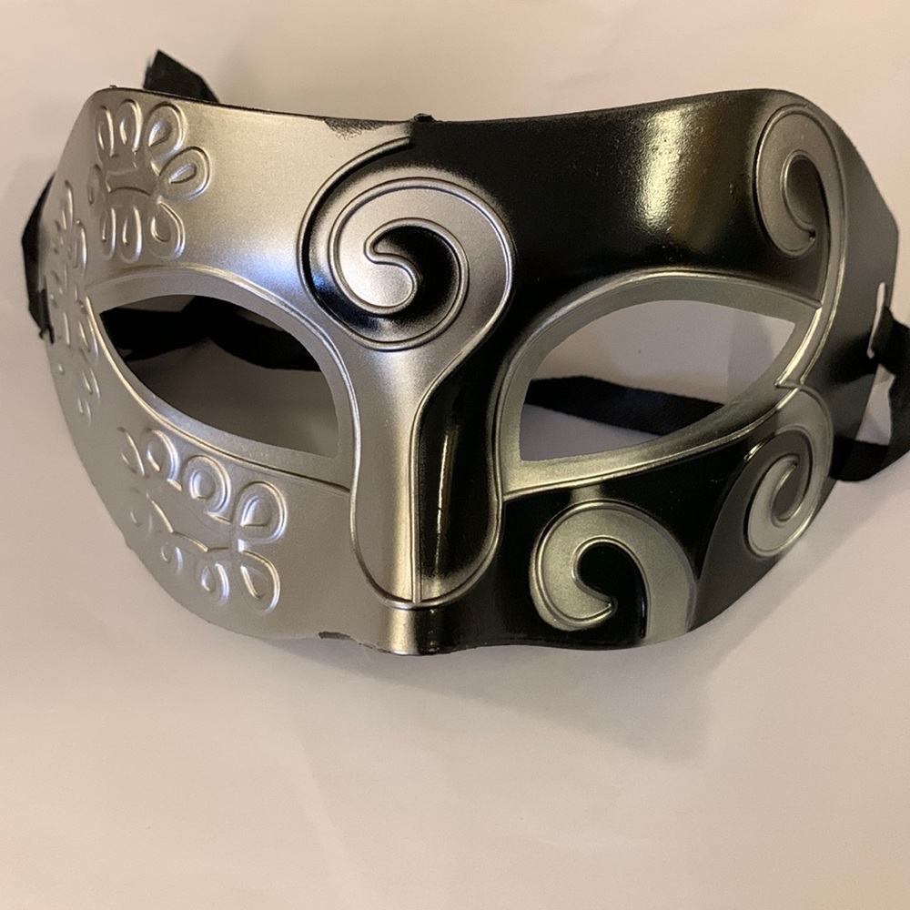 Fun mask - new without tags